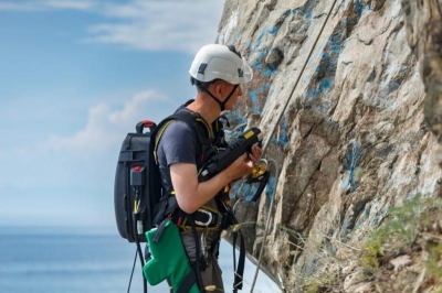 Байкал без граффити: как добровольцы возвращают скалам первозданный вид